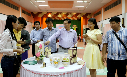 Nhiều hoạt động hỗ trợ khởi nghiệp được tổ chức. Trong ảnh, Phó Chủ tịch Ủy ban nhân dân tỉnh  Nguyễn Thanh Hùng chia sẻ thông tin với các thanh niên khởi nghiệp tại buổi giao lưu Startup connect