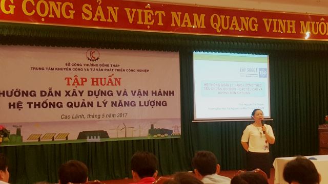 Th.s Nguyễn Thị Truyền - Giảng viên Trường ĐH Tài Nguyên và Môi Trường TP.HCM báo cáo trong lớp tập huấn